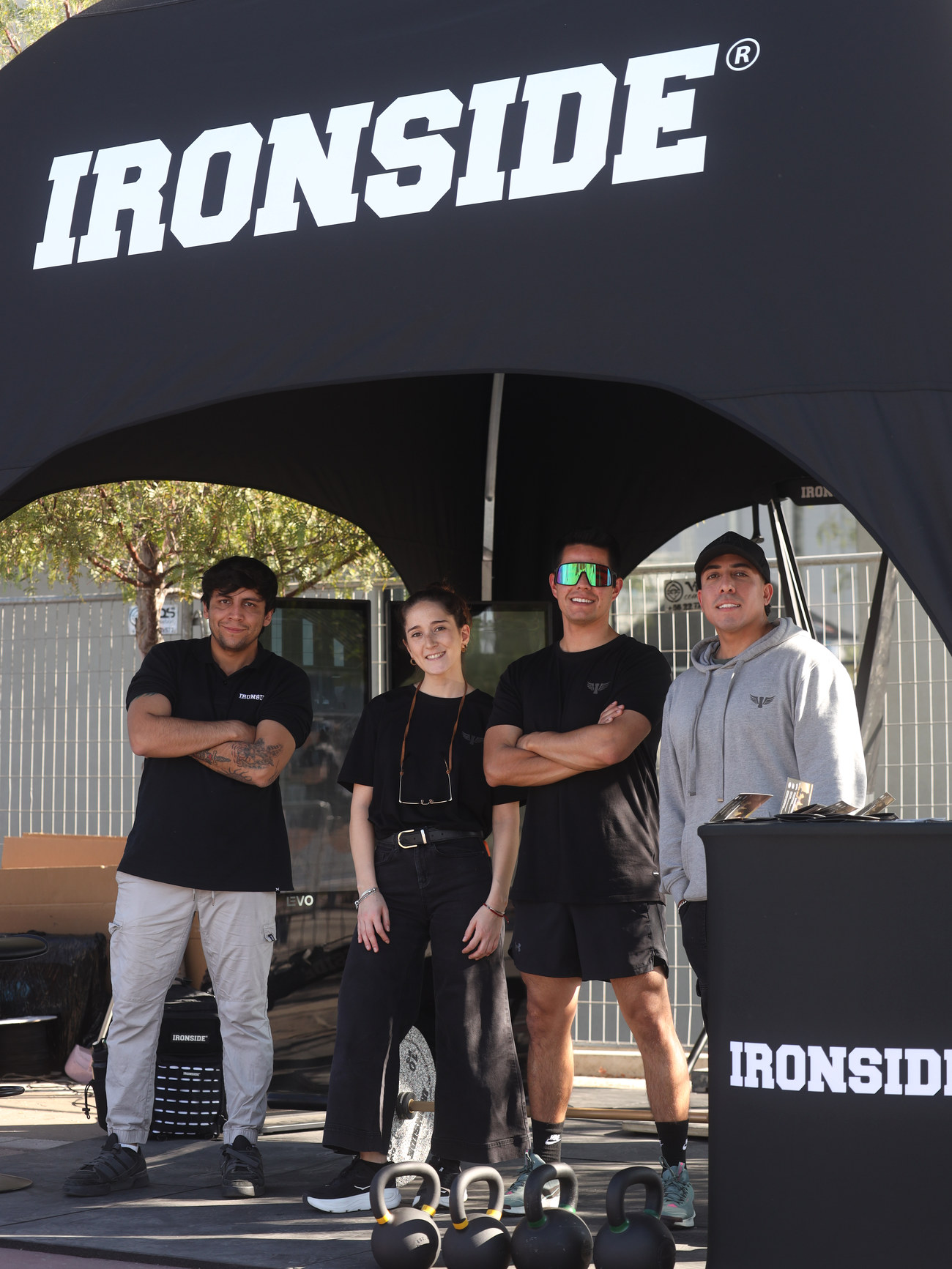Equipo organizador de IRONSIDE en el stand del evento