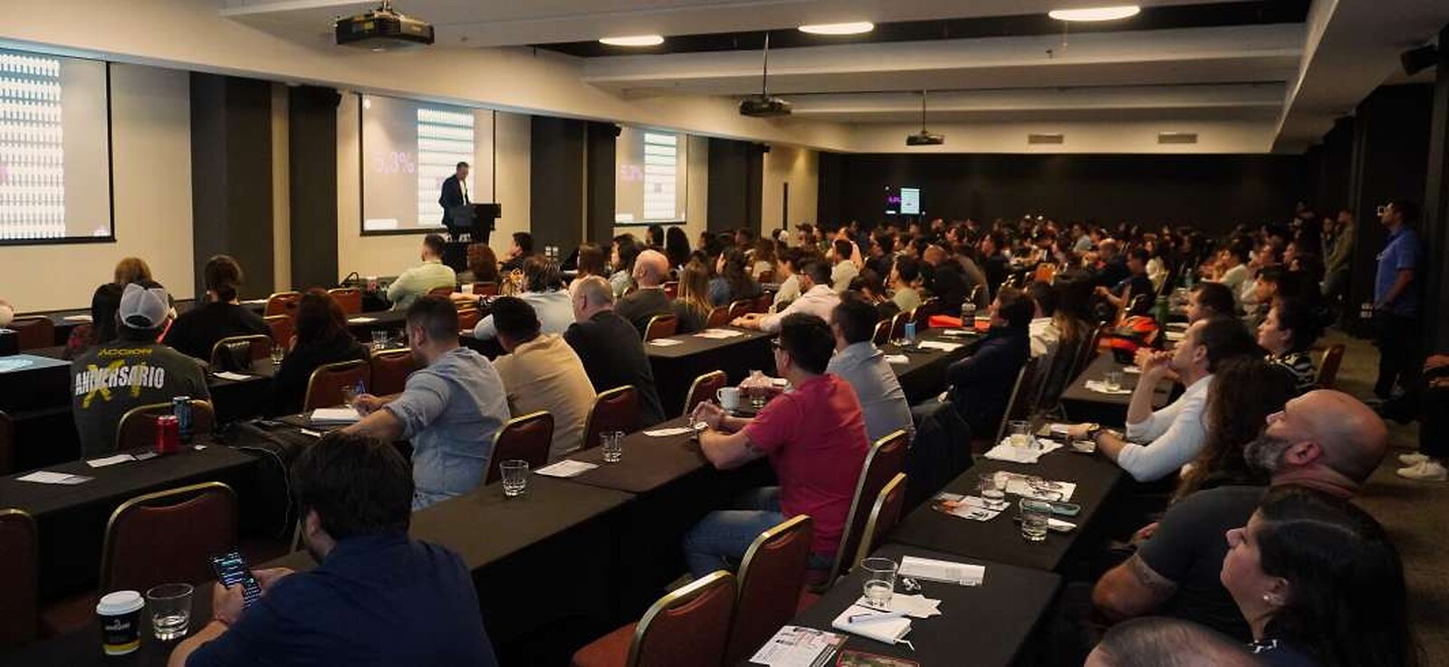 Sala del summit Mercado Fitness 2025, líderes de la industria del fitness