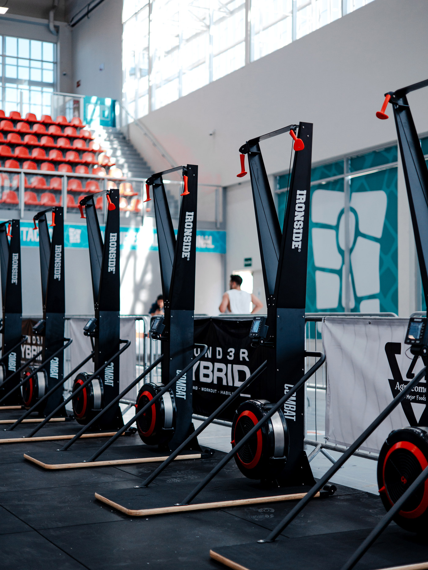 SkiErg COMBAT de IRONSIDE alineados antes de la competencia