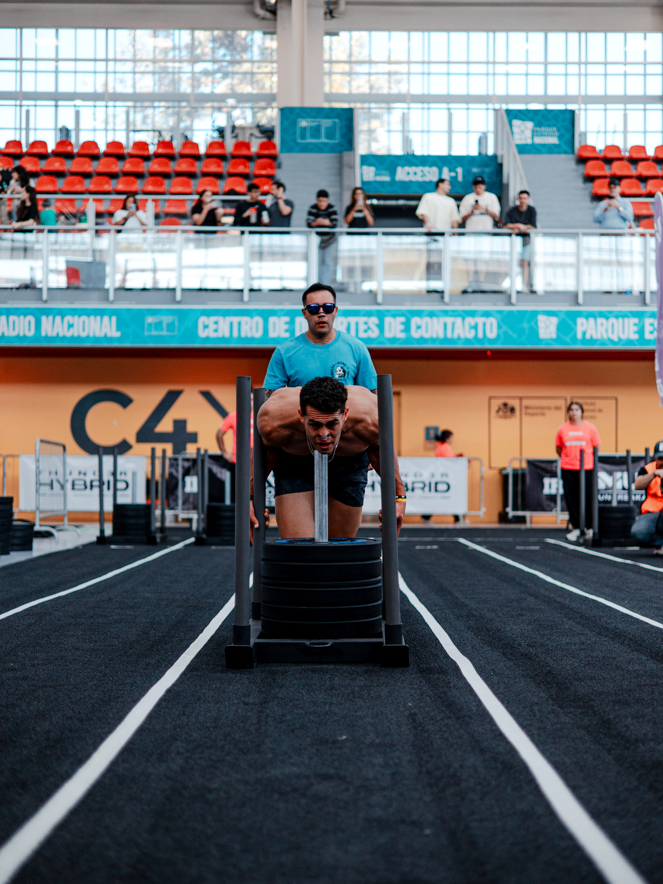 Empuje de trineo en la pista de competencia